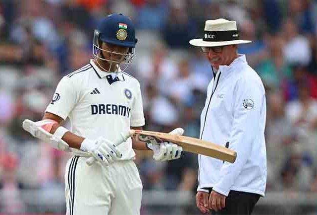 IND vs ENG : इंग्लंडच्या खेळाडूने बॉल असा फेकला की यशस्वीच्या बॅटचे झाले असे हाल...