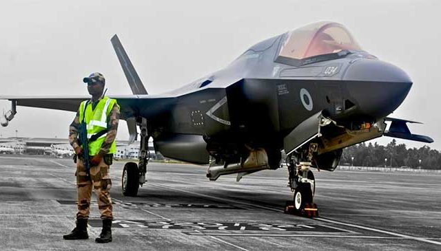 ब्रिटिश रॉयल नेव्हीचे बंद पडलेले F35 B लढाऊ विमान, भारतातून तुकडे करुन परत पाठवणार