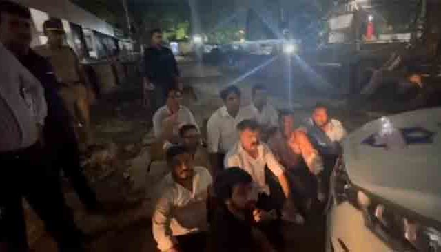 Vidhanbhavan : मध्यरात्री विधानभवनाबाहेर जोरदार राडा, आव्हाडांची आक्रमक भूमिका