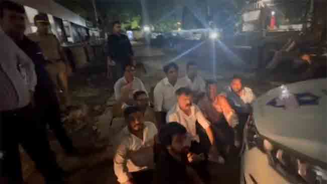 Vidhanbhavan : मध्यरात्री विधानभवनाबाहेर जोरदार राडा, आव्हाडांची आक्रमक भूमिका