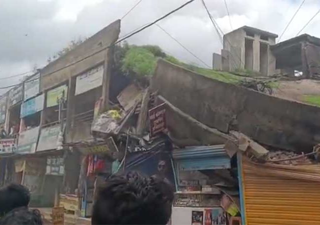 कन्नड तहसील कार्यालयासमोरची नगरपालिकेची जुनी इमारत कोसळली