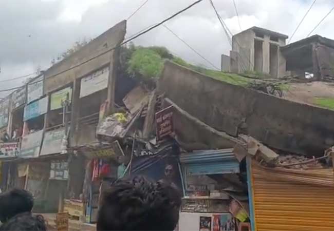 कन्नड तहसील कार्यालयासमोरची नगरपालिकेची जुनी इमारत कोसळली