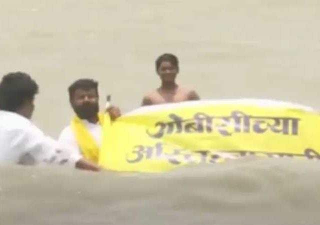 मुंबईत गिरगाव चौपाटीवर लक्ष्मण हाकेंचं आंदोलन, पाण्यात उभं राहून घोषणाबाजी