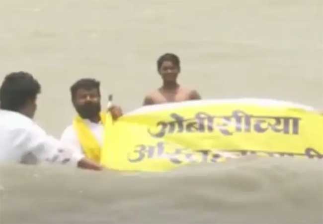 मुंबईत गिरगाव चौपाटीवर लक्ष्मण हाकेंचं आंदोलन, पाण्यात उभं राहून घोषणाबाजी