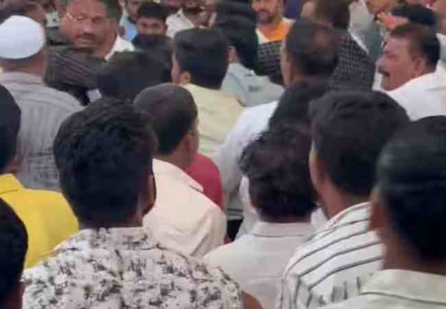 Maratha Community Meeting Dispute: सोलापुरात मराठा समाजाच्या बैठकीत हाणामारी! नेमकं काय घडलं?