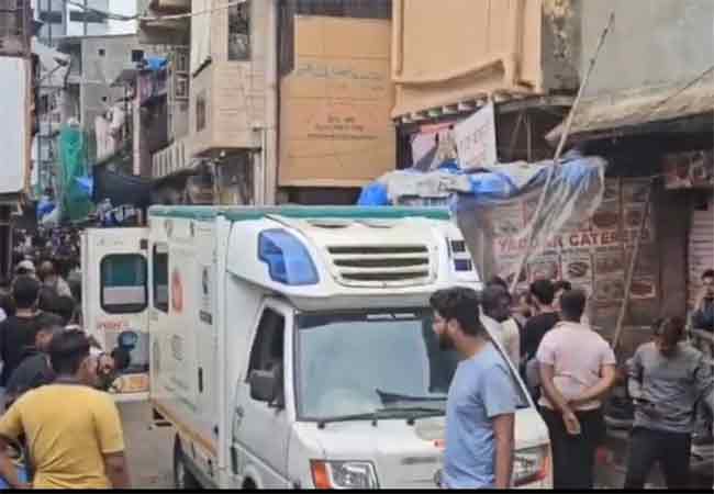 वांद्रे कुर्ला संकुलातील भारतनगरमध्ये घर कोसळले, ढिगाऱ्यात १० जण अडकले