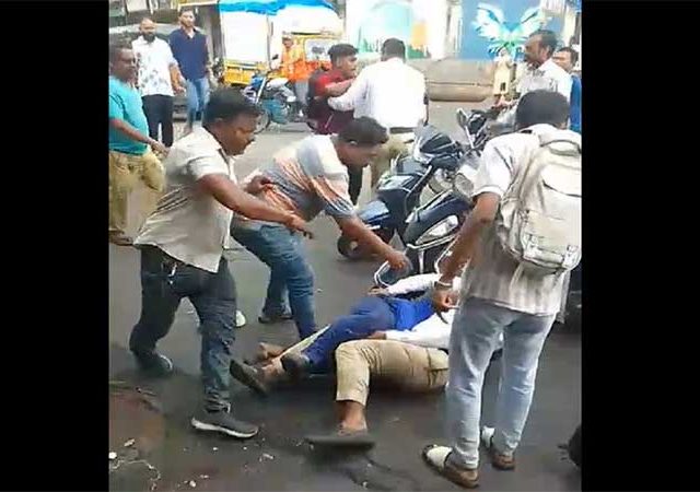 लायसन्स विचारले म्हणून बापलेकाची वाहतूक पोलिसाला मारहाण