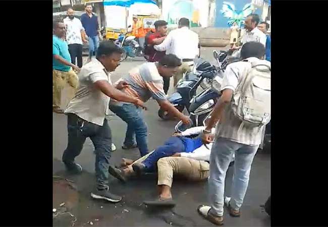 लायसन्स विचारले म्हणून बापलेकाची वाहतूक पोलिसाला मारहाण
