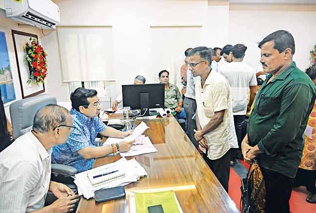 पालकमंत्री नितेश राणे यांच्या उपस्थितीत नागरिकांच्या सार्वजनिक, वैयक्तिक समस्यांवर थेट सुनावणी