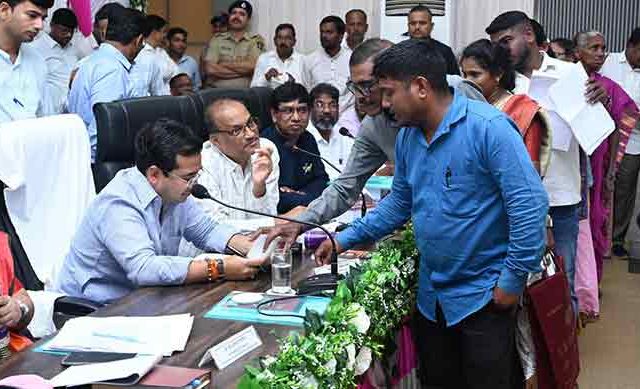 पालकमंत्री नितेश राणे यांच्या जनता दरबारातून वंचित घटकाला मिळाला न्याय