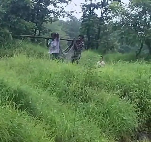 गर्भवती महिलेचा झोळीतून तब्बल एक किमी प्रवास