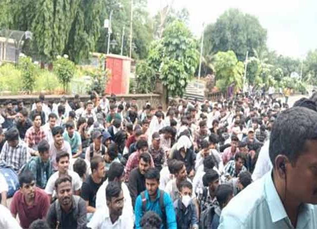 पुणे विद्यापीठात अभियांत्रिकीच्या विद्यार्थ्यांचे आंदोलन
