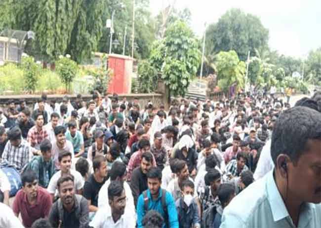 पुणे विद्यापीठात अभियांत्रिकीच्या विद्यार्थ्यांचे आंदोलन