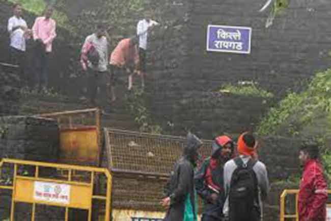 रायगडच्या पायरीमार्गावरील बंदी शिथिल