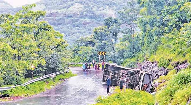 किल्ले रायगडावरून परतलेल्या पर्यटकांच्या बसला अपघात