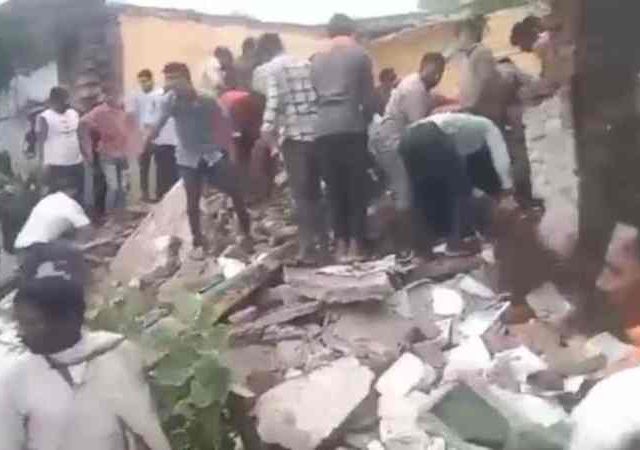 School roof Collapses: वर्ग सुरू असताना सरकारी शाळेचे छत कोसळले, अनेक मुलं ढिगाऱ्याखाली, ४ मुलांचा मृत्यू