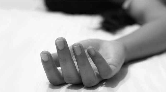 तीन मुलांसह आई वडिलांनी विष पिऊन केली आत्महत्या