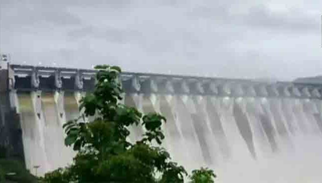मुंबईकरांची तहान भागविणा-या सातही धरणात मुबलक पाणीसाठा