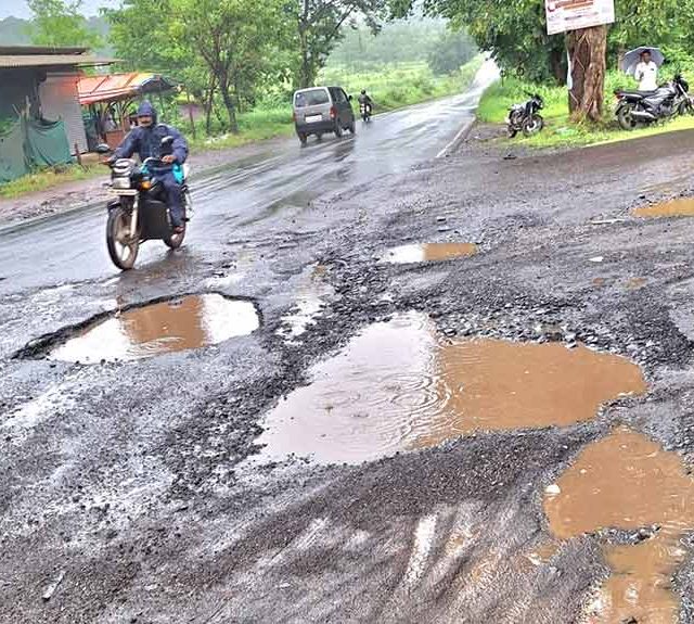 राष्ट्रीय महामार्गावरील खड्ड्यांकडे बांधकाम विभागाचे दुर्लक्ष