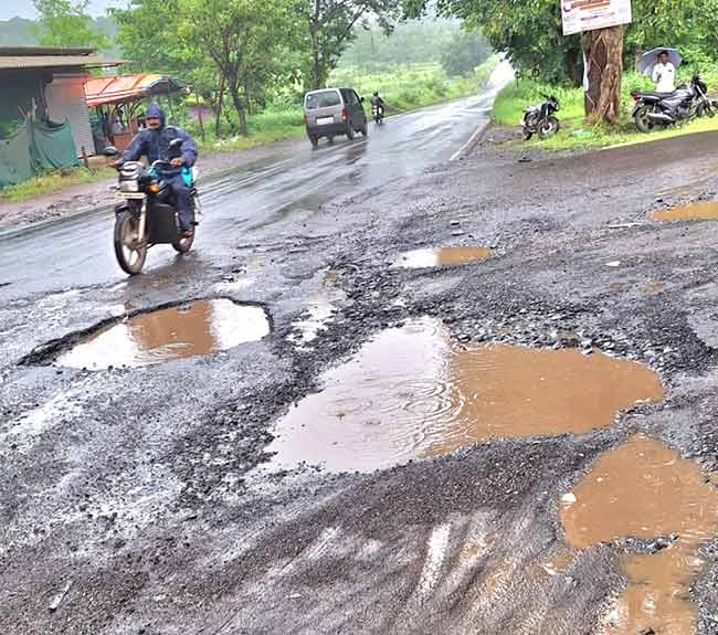 राष्ट्रीय महामार्गावरील खड्ड्यांकडे बांधकाम विभागाचे दुर्लक्ष