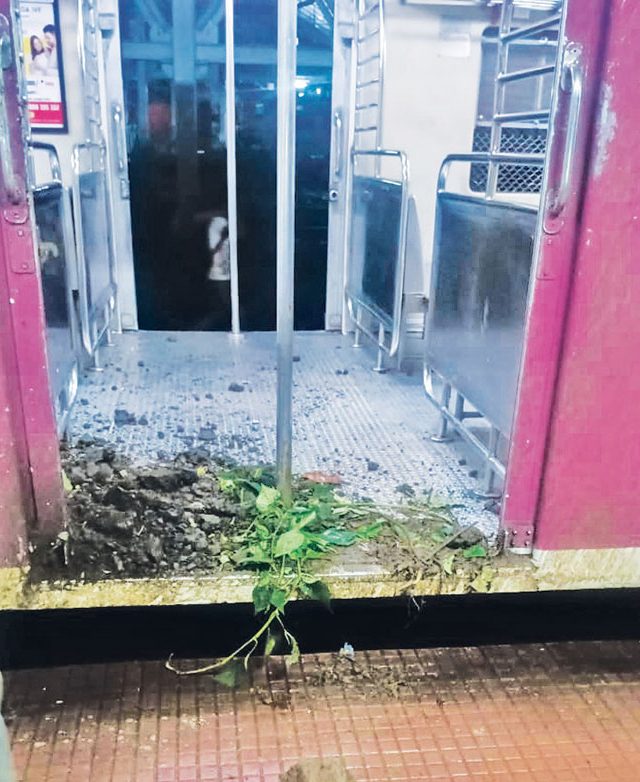 कसारा लोकलवर दरड कोसळली