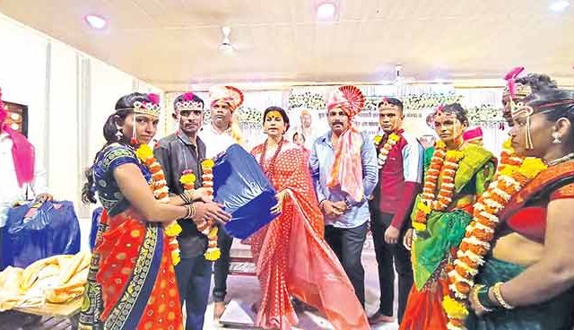 एक हजार आदिवासी विवाहबंधनात...!