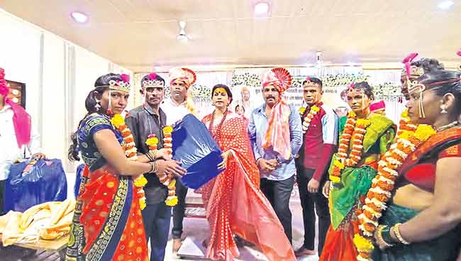 एक हजार आदिवासी विवाहबंधनात…!