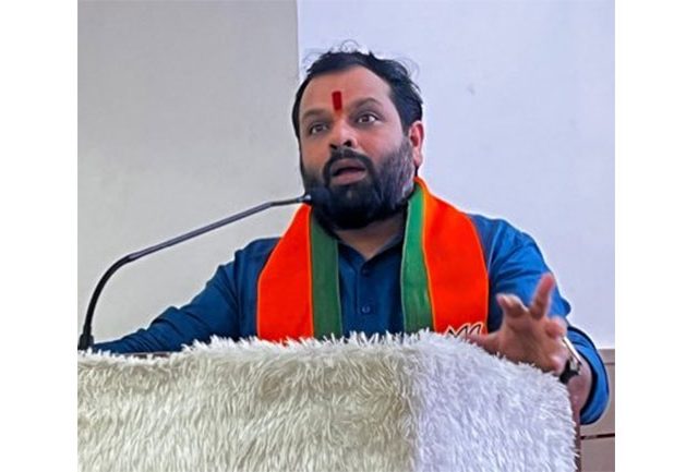 पनवेल एसटी डेपोच्या विकासकामांना गती द्या , मनमानी करणाऱ्या कंत्राटदारांवर कारवाई करा : आमदार विक्रांत पाटील