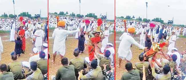 चोपदाराच्या उद्धटपणामुळे वारीतील स्नेहभाव, प्रेमबंध, सेवाभावाला गालबोट