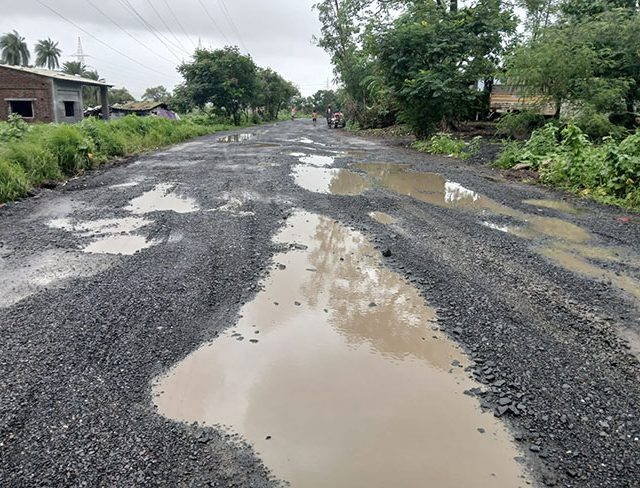 चहाडे-तांदुळवाडी रस्त्याची चाळण