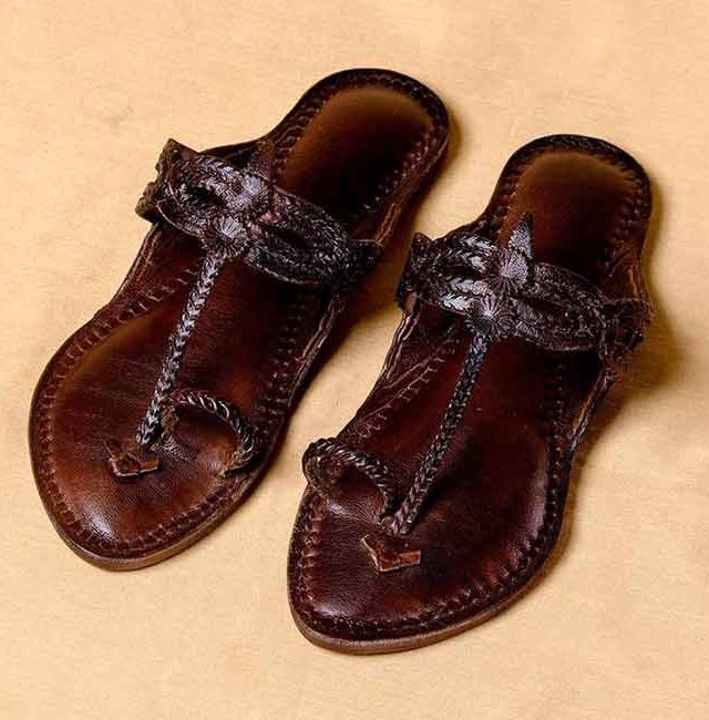 Kolhapuri Chappal : साडी असो की कुर्ती,  कोल्हापुरी चप्पलचा रुबाबचं जगात लय भारी