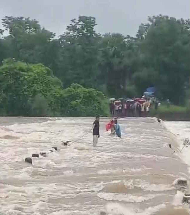 देहरजे नदीवरील पुरात अडकलेल्या मुलाला वाचवण्यात यश