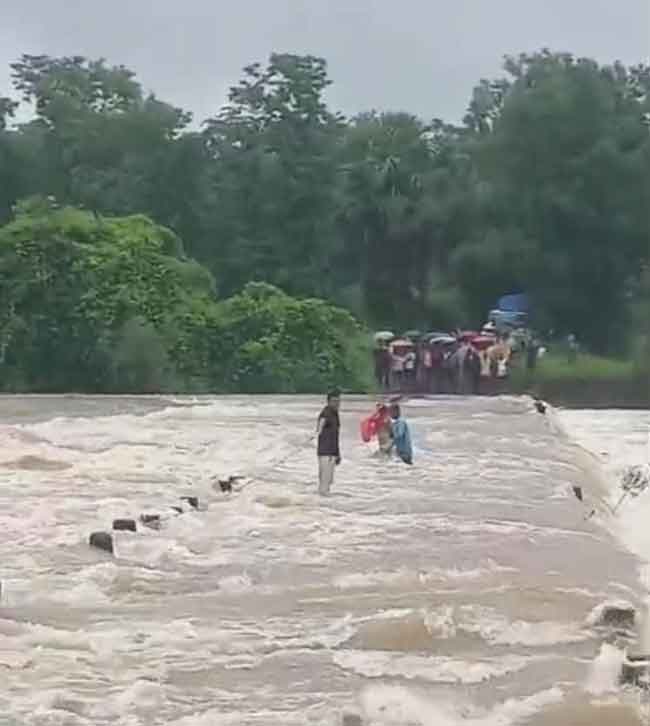 देहरजे नदीवरील पुरात अडकलेल्या मुलाला वाचवण्यात यश