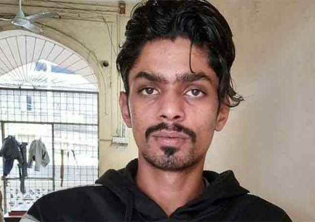 तुरुंगातून बाहेर येताच सय्यदला तिनं हार घातला आणि रात्री सय्यदनेच तिच्यावर गोळीबार केला