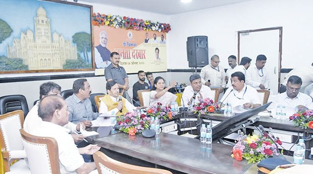 मुंबईत गणेशोत्सवात रात्री उशिरापर्यंत लोकल, मेट्रो सुरू ठेवावी