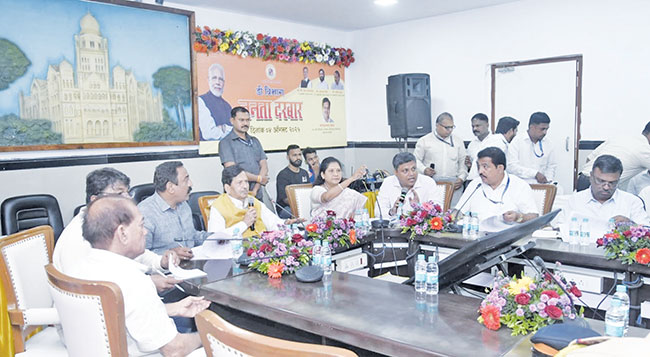 मुंबईत गणेशोत्सवात रात्री उशिरापर्यंत लोकल, मेट्रो सुरू ठेवावी
