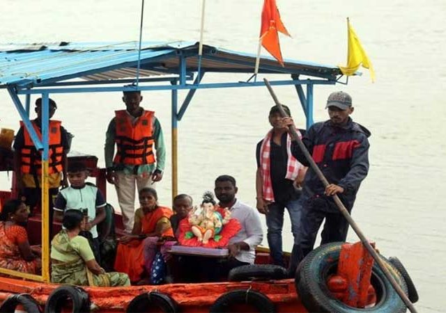 गणेशमूर्तींचा बोटीने प्रवास, भिवंडीकरांचा कोंडीवर उपाय