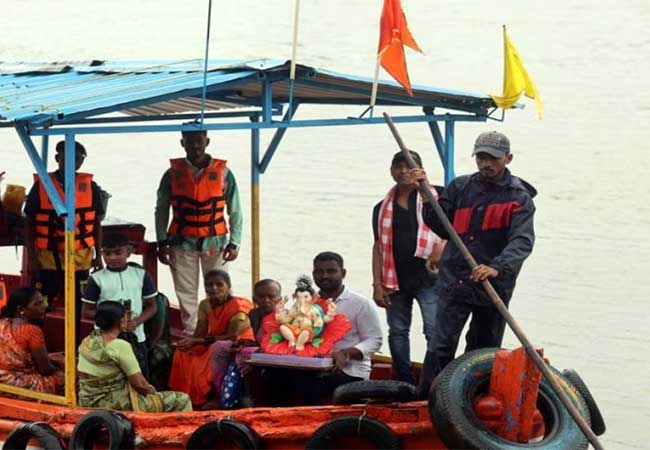 गणेशमूर्तींचा बोटीने प्रवास, भिवंडीकरांचा कोंडीवर उपाय