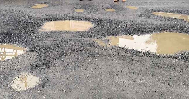 पाली-खोपोली महामार्गावर जीवघेणे खड्डे