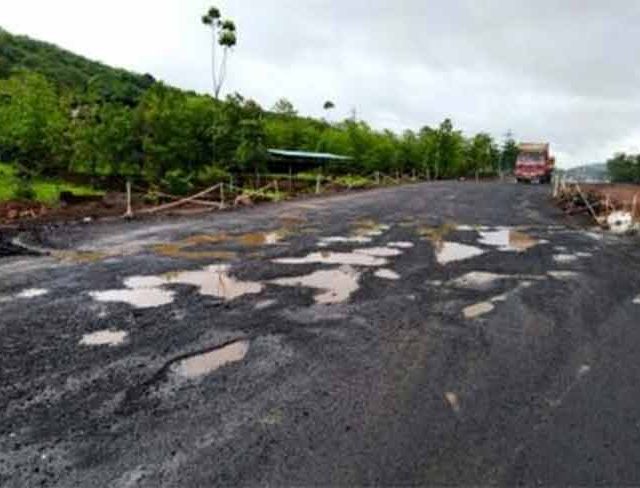 गणपती बाप्पाचा खड्ड्यांनी भरलेल्या मुंबई-गोवा महामार्गावरून प्रवास