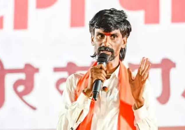 मुख्यमंत्र्यांच्या आईबाबत मनोज जरांगेंचे वक्तव्य वादाच्या भोवऱ्यात