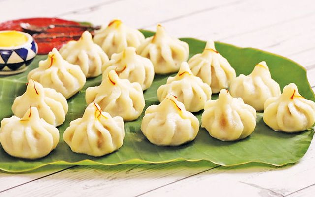 चाकरमान्यांना कोकण रेल्वेत  मिळणार उकडीचे मोदक !
