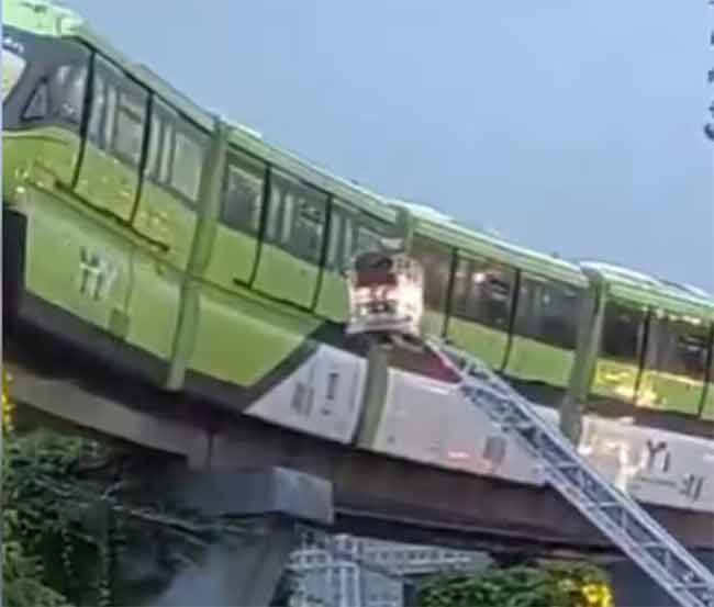 Monorail: झुकलेल्या मोनोरेलमध्ये होते तब्बल इतके प्रवासी…सर्वांची सुखरूप सुटका