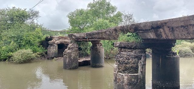 थेरोंडा-पालव साकव अखेर कोसळला