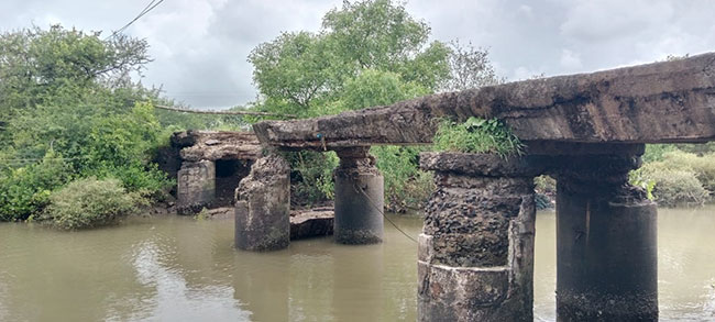थेरोंडा-पालव साकव अखेर कोसळला
