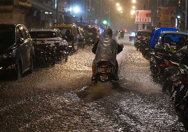 मुंबईत सकाळी मुसळधार पाऊस, तासाभरात २० मिमी. पावसाची नोंद