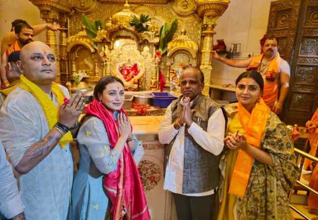 राष्ट्रीय पुरस्कार जाहीर झाल्यानंतर राणी मुखर्जीने घेतले सिद्धिविनायकाचे दर्शन, फोटो झाले व्हायरल