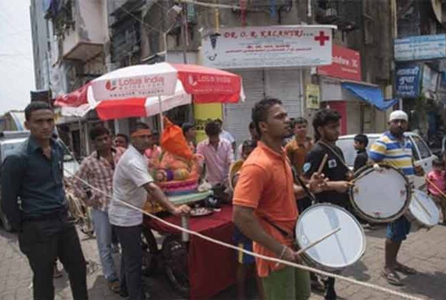 ढोल-ताशांच्या गजरात गणेशमूर्तींचे आगमन