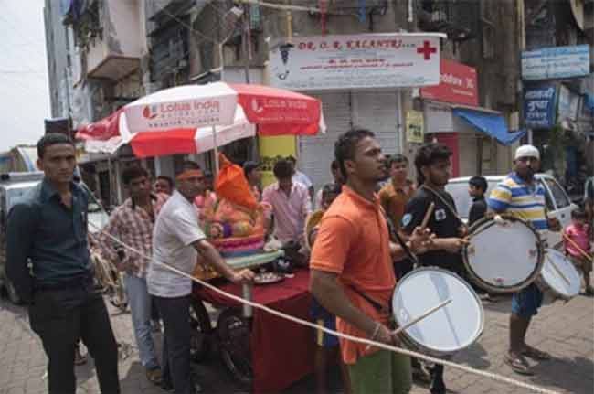 ढोल-ताशांच्या गजरात गणेशमूर्तींचे आगमन