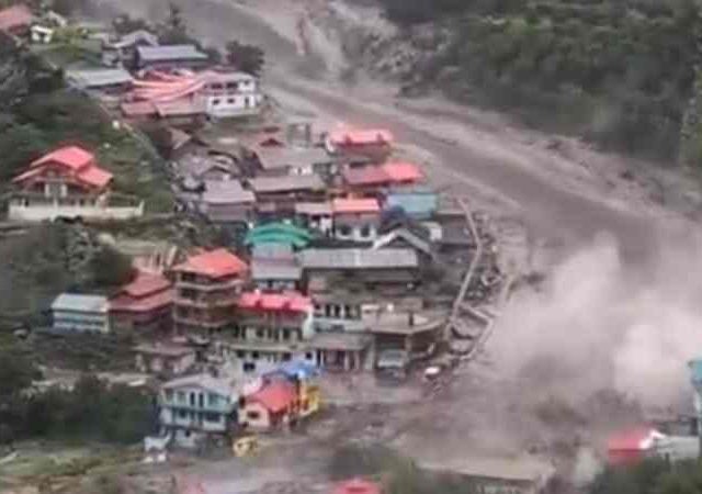Uttarkashi Cloud burst: उत्तरकाशीच्या धारलीमध्ये ढगफुटी, डोंगरावरून वाहत आले हजारो टन पाणी, चार जणांचा मृत्यू, अनेक लोक ढिगाऱ्यात गाडले, पहा VIDEO